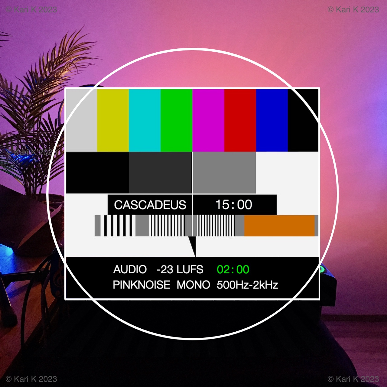 Cascadeus Videostream kuvake. Valokuva hämyisestä värikkäästi iltavalaistusta tiskijukan työpisteestä.